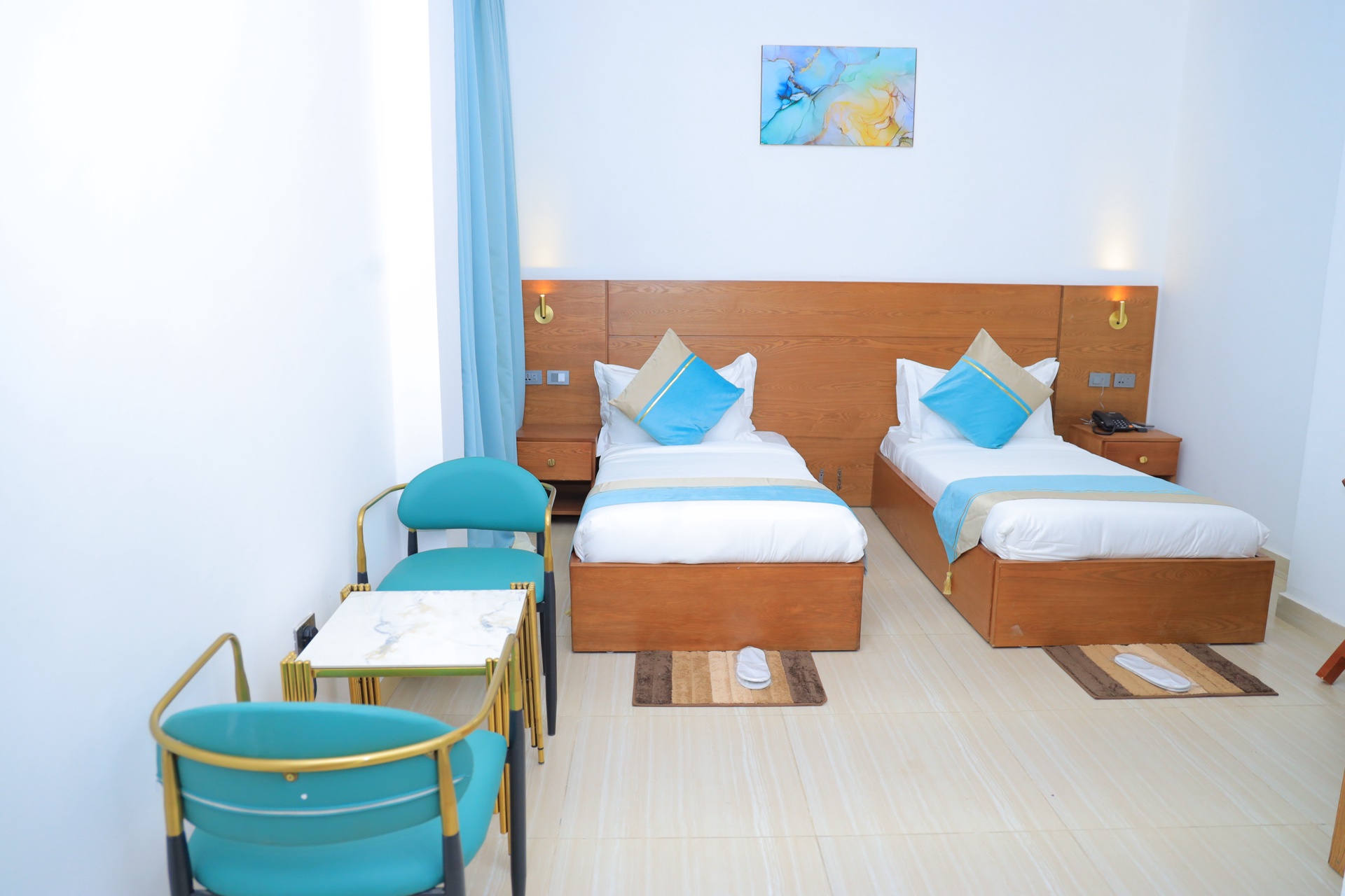 Deluxe Twin Room thumbnail 3